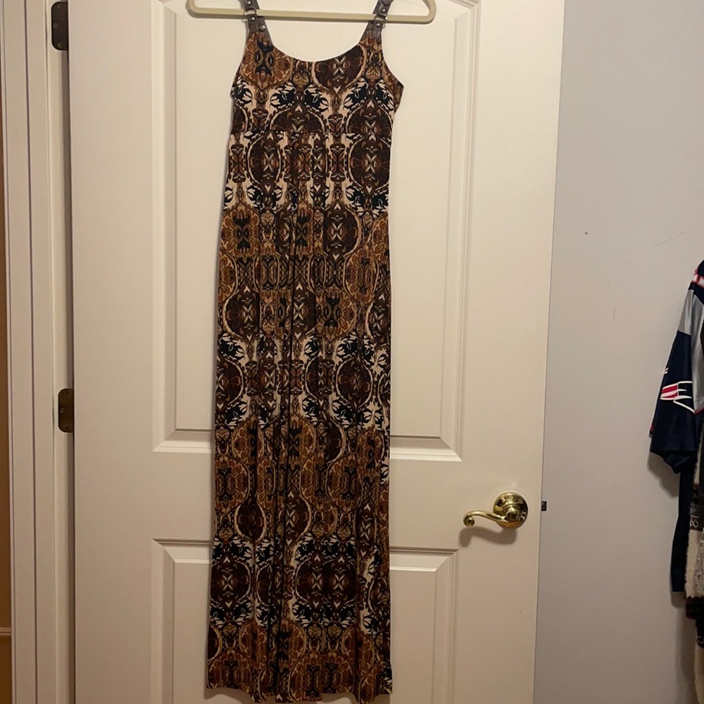 Long dress, never worn. Size M.